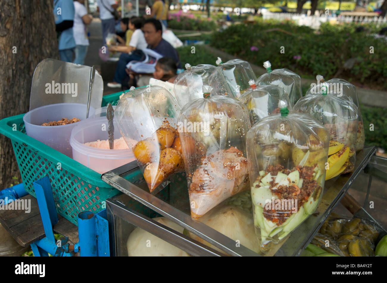 Sacchetti di confetti Frutta Peperoncino pronto per pasti da asporto per le strade di Bangkok in Thailandia Foto Stock