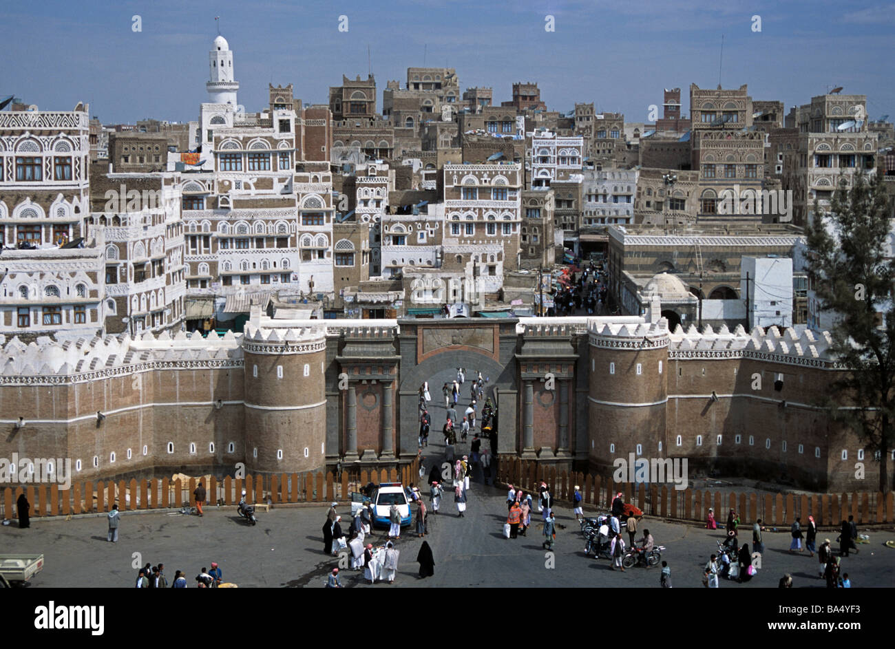 Vista panoramica o panoramica della città su Bab al Yemen Town Gate e le mura della città con la città vecchia e le case della torre oltre, Sana'a Sanaa o San'a, Yemen Foto Stock