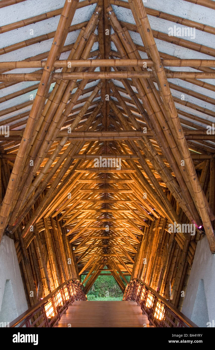 Ponte di bambù di Crosswaters ecolodge nel Guangdong in Cina è come un arte di installazione. Foto Stock