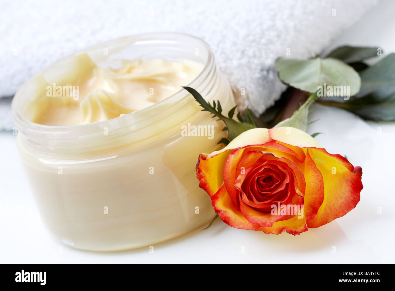 Crema con mano bianca asciugamano e Rose Foto Stock