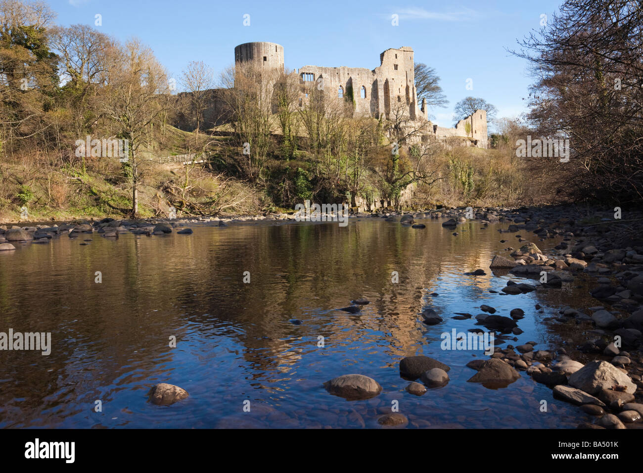 Rovine del castello riflesse nel fiume Tees. Barnard Castle Teesdale County Durham Inghilterra Regno Unito Foto Stock