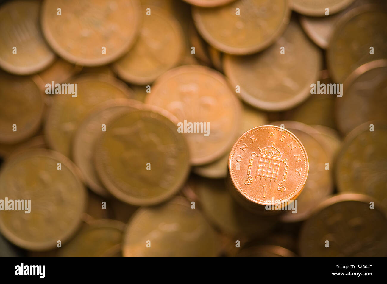 Luccicanti un penny contro sfocato 1 e 2 pence monete Foto Stock