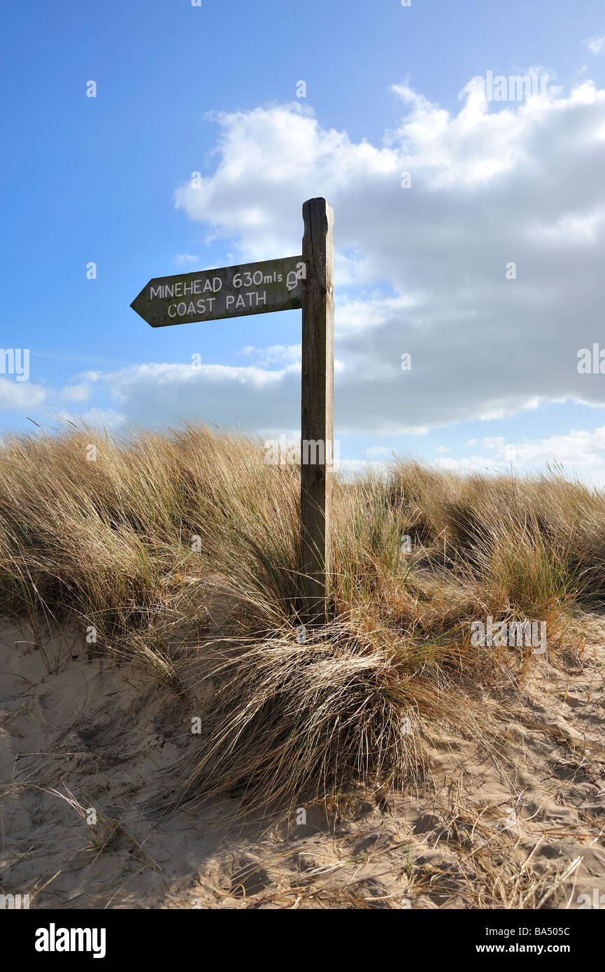 POOLE, DORSET, Regno Unito - 14 MARZO 2009: Cartello in legno per South West Coast Path sulla spiaggia con Marram Grass a Studland Bay Foto Stock