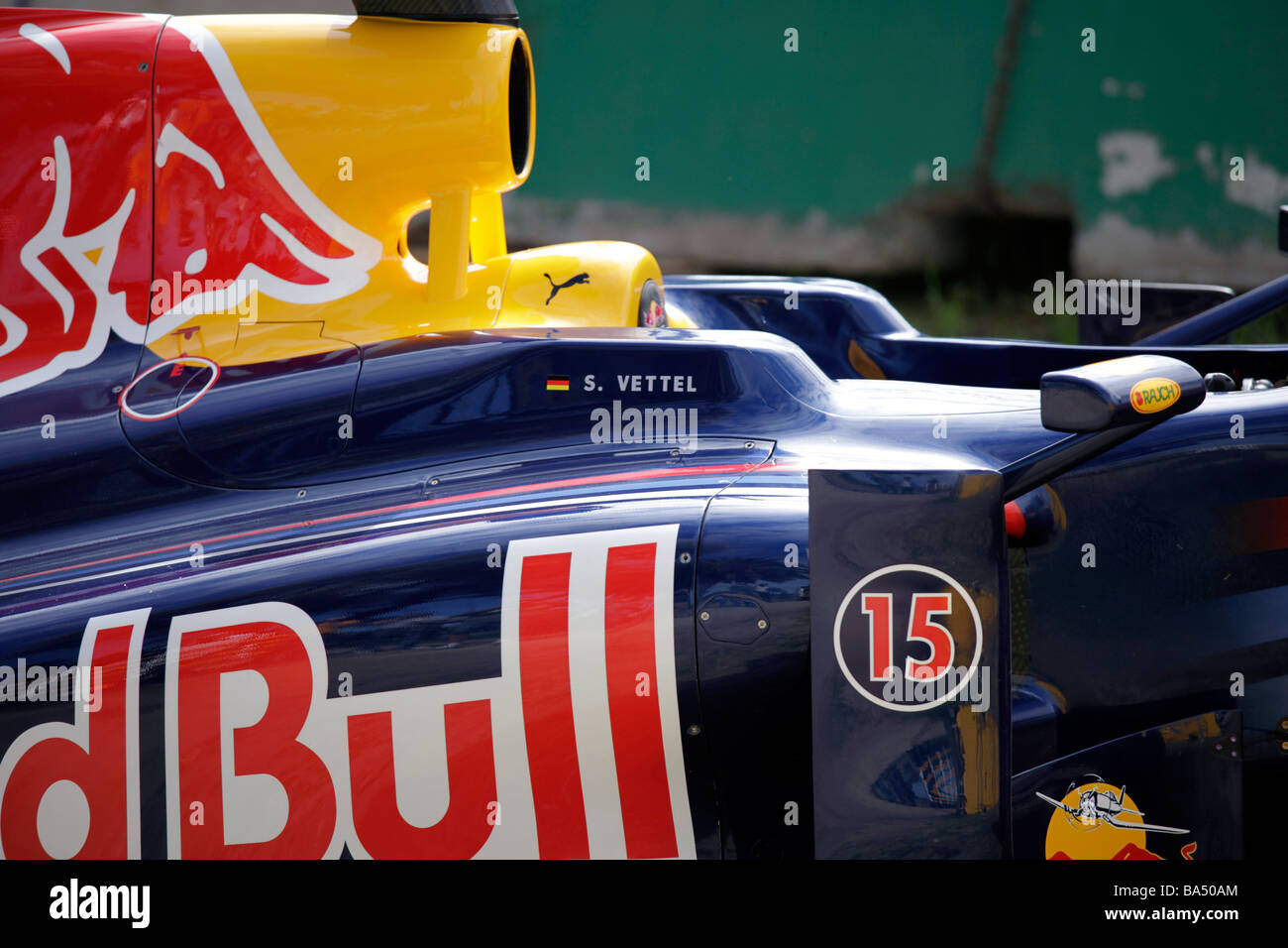 La Red Bull auto pilotato e abbandonato da Sebastian Vettel nella prima sessione di prove libere al Gran Premio d'Australia 2009 Foto Stock