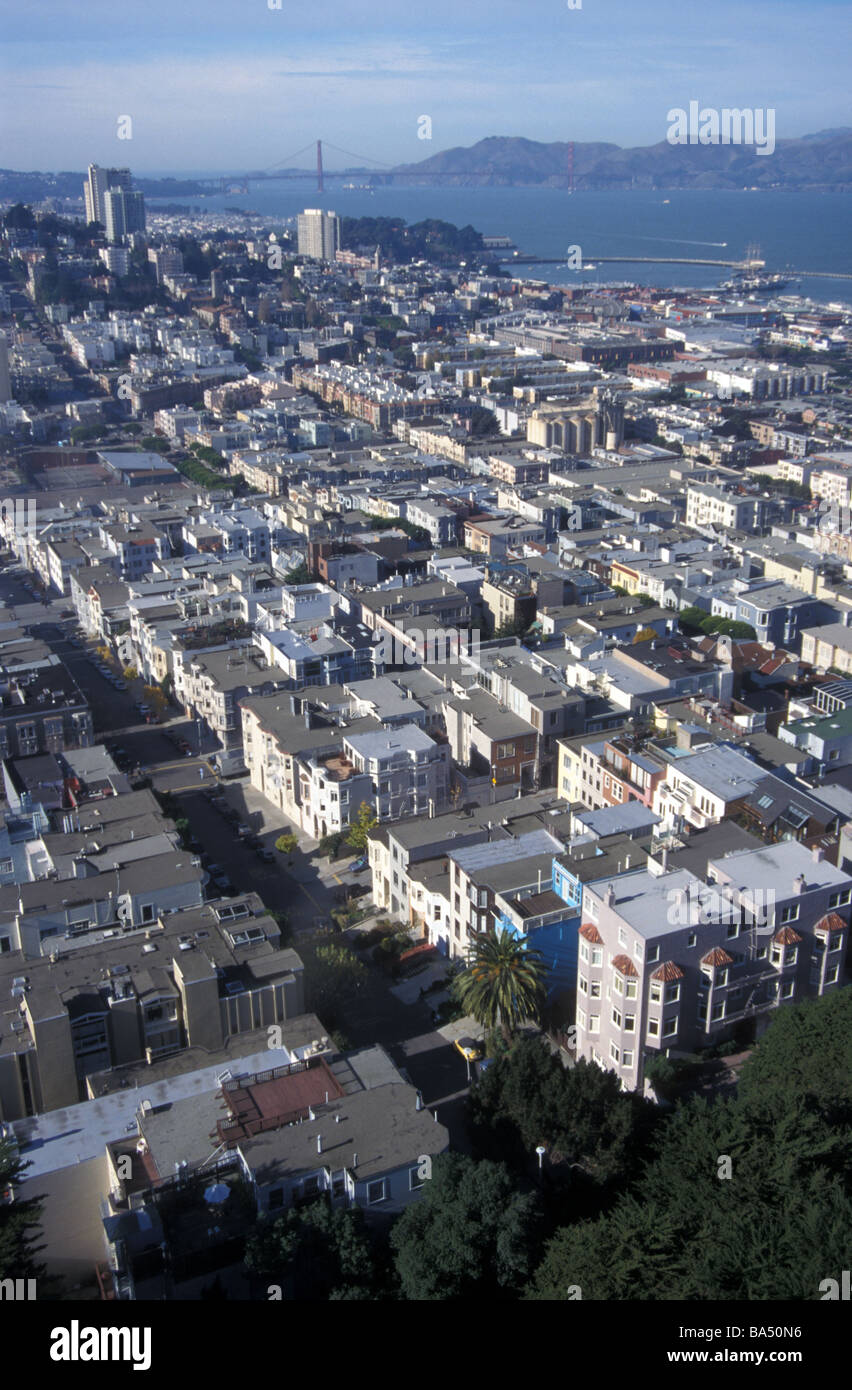 Strada di città scape visualizza il Golden Gate bridge scenario della baia di San Francisco California USA Foto Stock