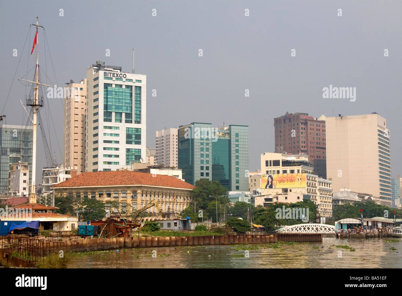 Cityscape vedute lungo il Fiume Saigon in Ho Chi Minh City Vietnam Foto Stock