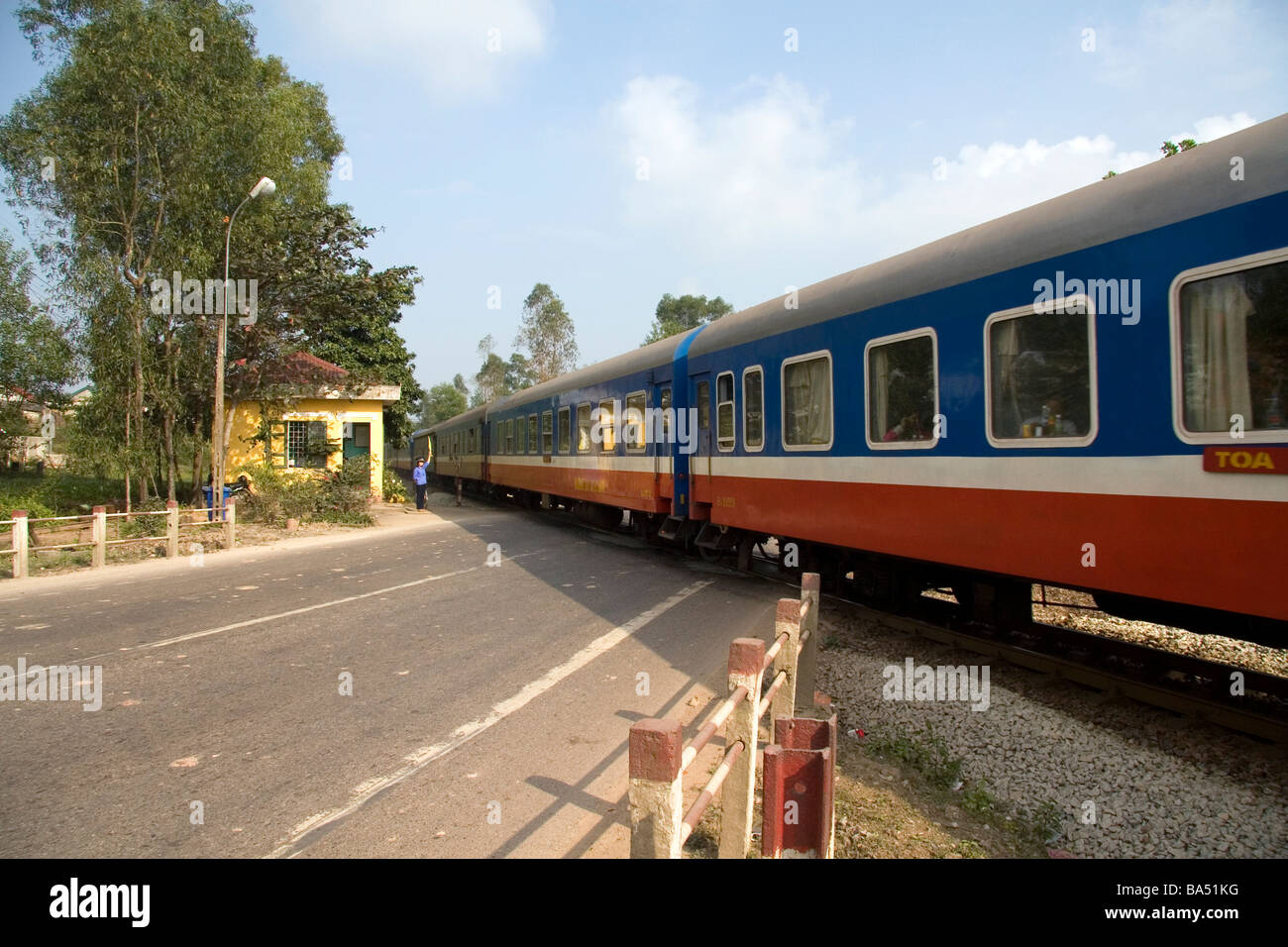 Il treno attraversa la protezione a nord di Hue Vietnam Foto Stock