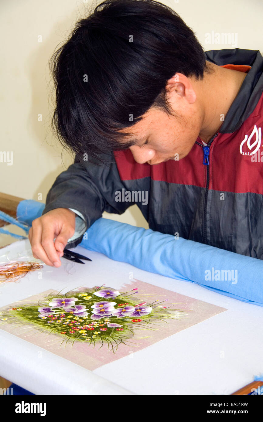 Svantaggiati giovani vietnamiti per saperne di ricamo presso una scuola professionale di ragazzi chiamato prima il Vietnam in Dong Ha Vietman Foto Stock