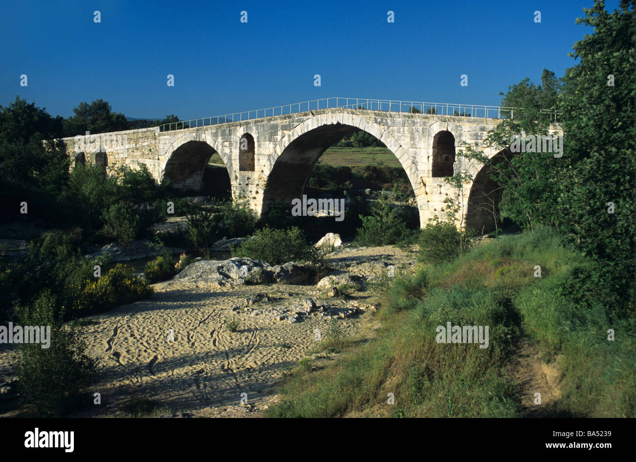 Ponte romano - Pont Julien - Luberon, sul transalpino Strada Romana, vicino a Bonnieux, dipartimento di Vaucluse, Provenza, Francia Foto Stock