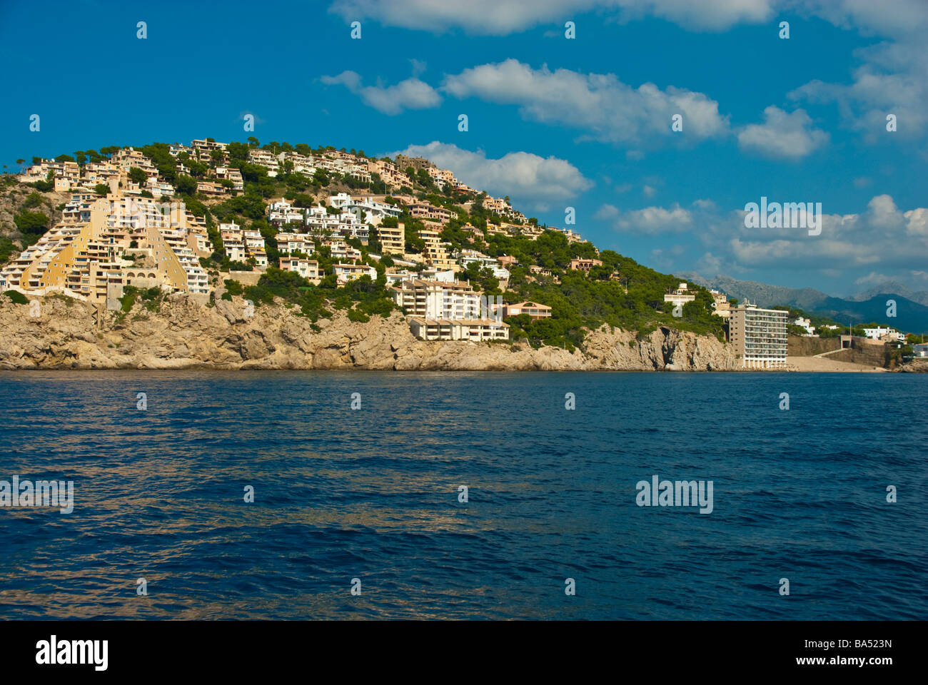 Case sulla scogliera in ingresso al porto di Andratx Maiorca Baleares Spagna | Häuser un einer Klippe vor der Einfahrt zu Antratx porta Foto Stock