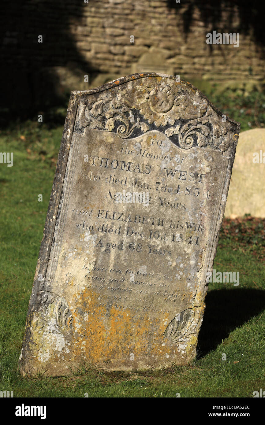 Primo piano di una lapide decorativa nel cimitero della chiesa di St Marys, Bibury, Gloucestershire, Regno Unito Foto Stock