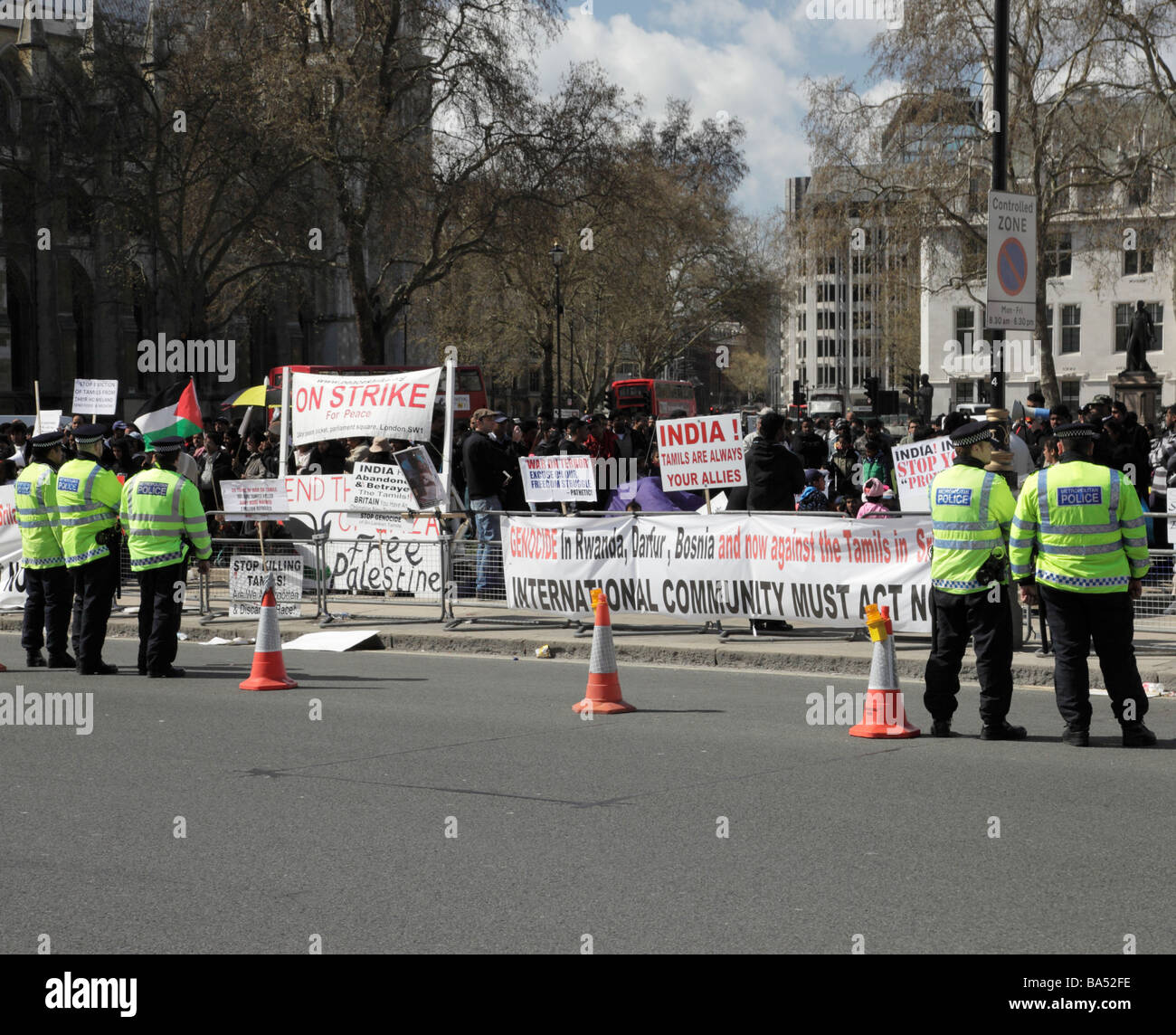 Un gruppo di dimostranti Tamil dimostrando oltre i combattimenti in Sri Lanka, al di fuori del Parlamento, Londra Inghilterra, Regno Unito. Foto Stock