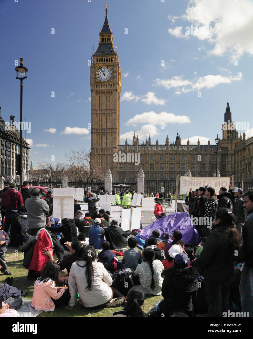 Un gruppo di dimostranti Tamil dimostrando oltre i combattimenti in Sri Lanka, al di fuori di Piazza del Parlamento, Londra Inghilterra, Regno Unito. Foto Stock