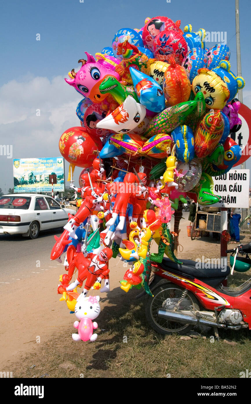 Venditore a vendere palloncini lungo il lato della strada in Dong ha il Vietnam Foto Stock