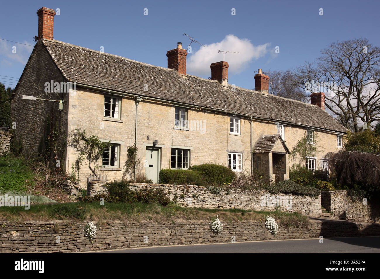 Schiera di case in pietra Cotswold a Bibury, Gloucestershire, Regno Unito Foto Stock