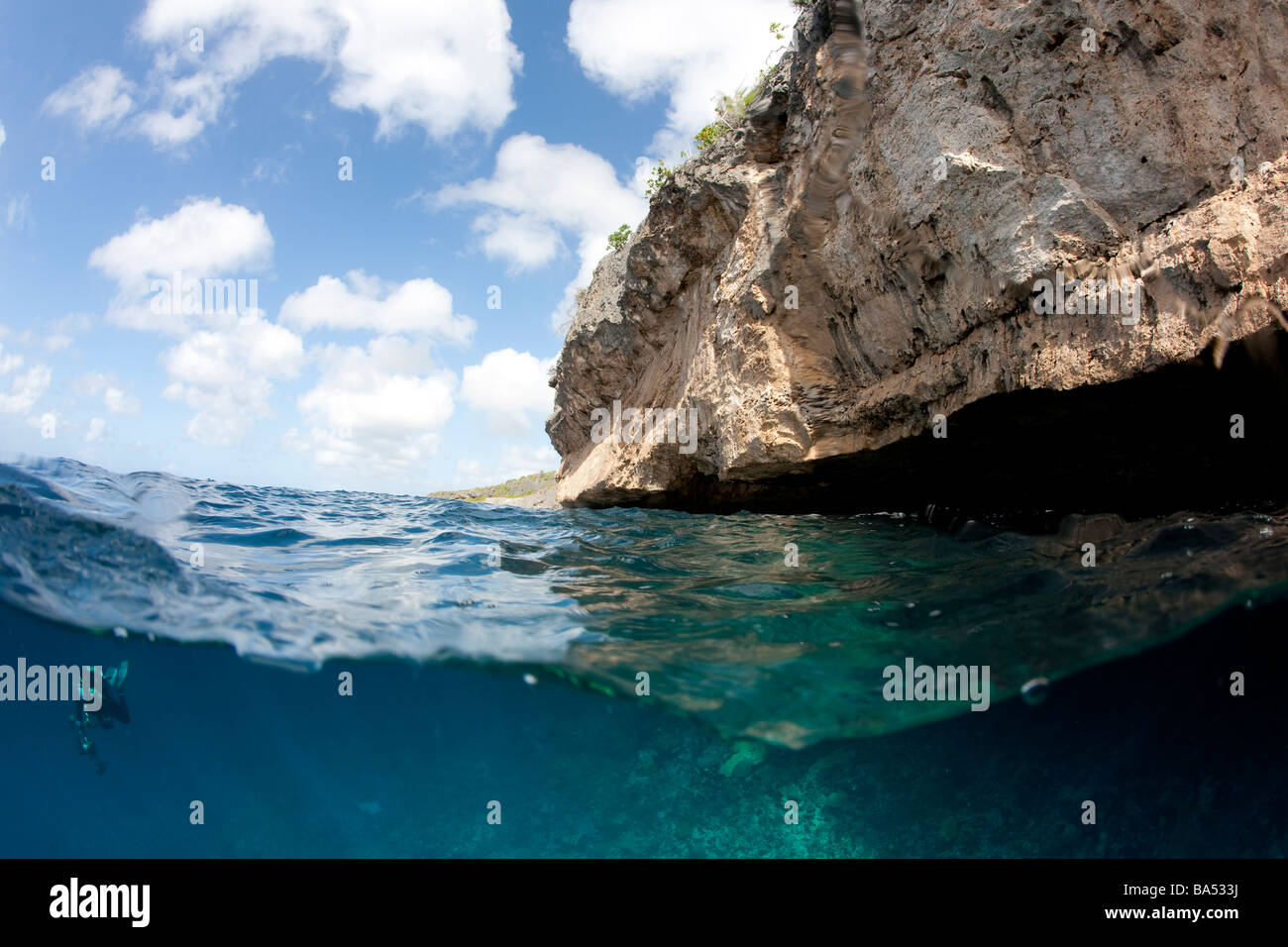 La vista suddivisa di al di sopra e al di sotto dell'acqua, Bonaire, Antille olandesi. Foto Stock