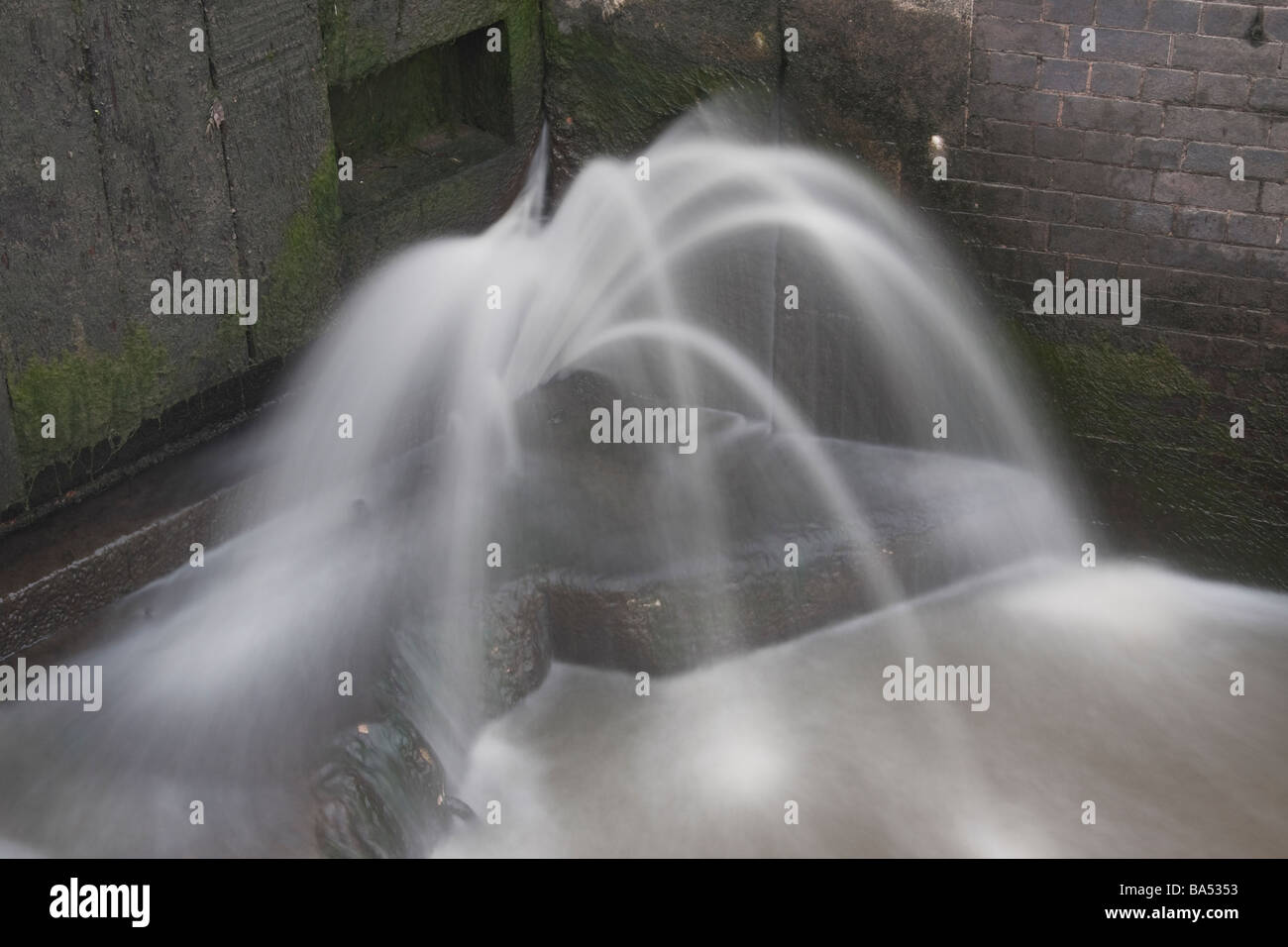 Rallentare la velocità dello shutter dell'acqua perde di bloccaggio del freno di bloccaggio splash white Foto Stock