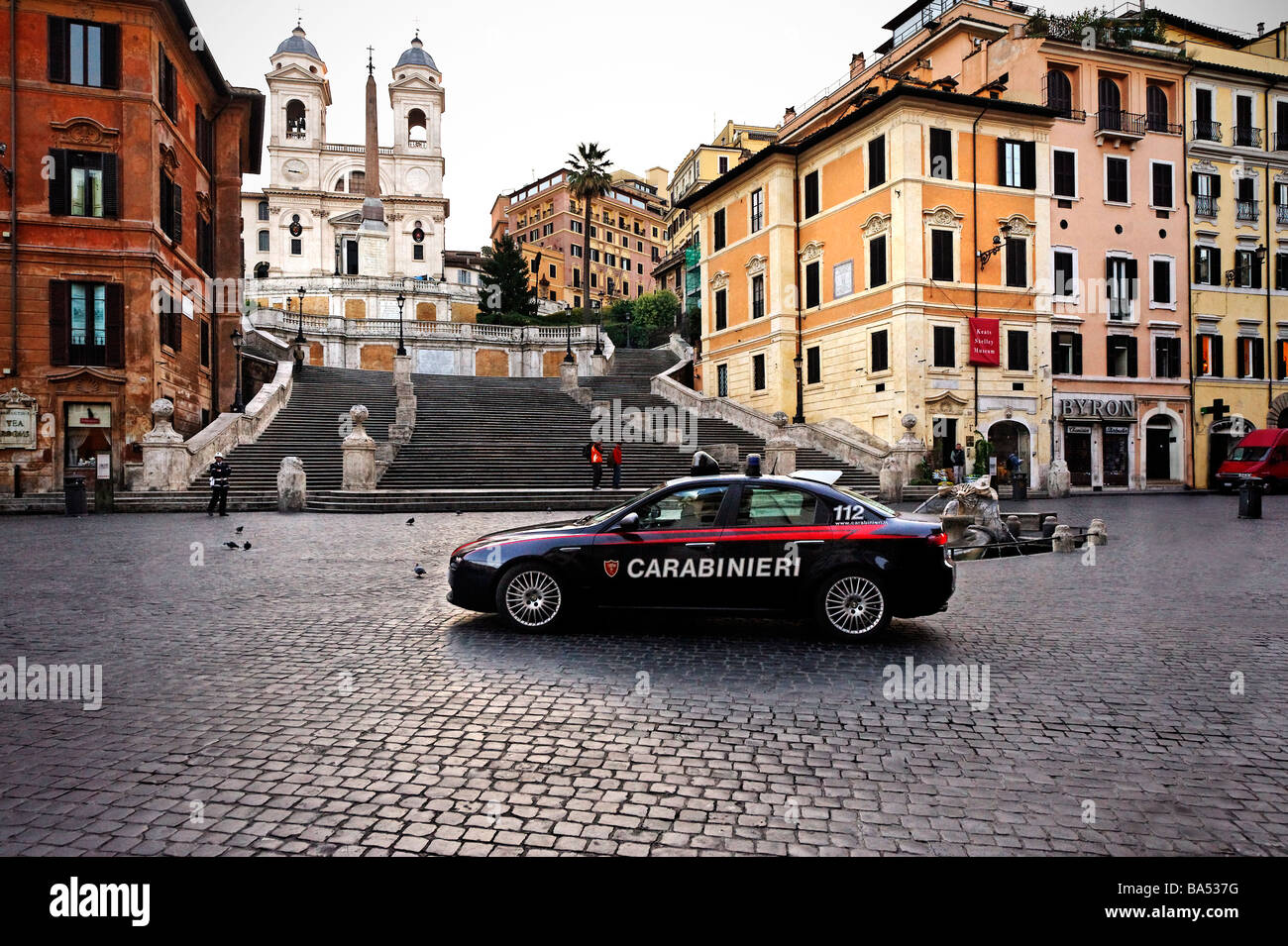 Carabinieri patrol auto parcheggiate ai piedi della scalinata di Piazza di Spagna a Roma Foto Stock