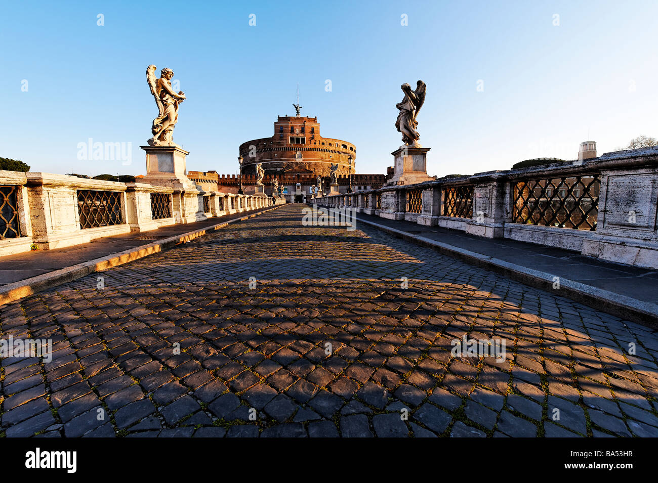 Guardando attraverso il Ponte Sant' Angelo verso Castel Sant' Angelo che è stata costruita sul mausoleo dell'Imperatore Adriano Foto Stock