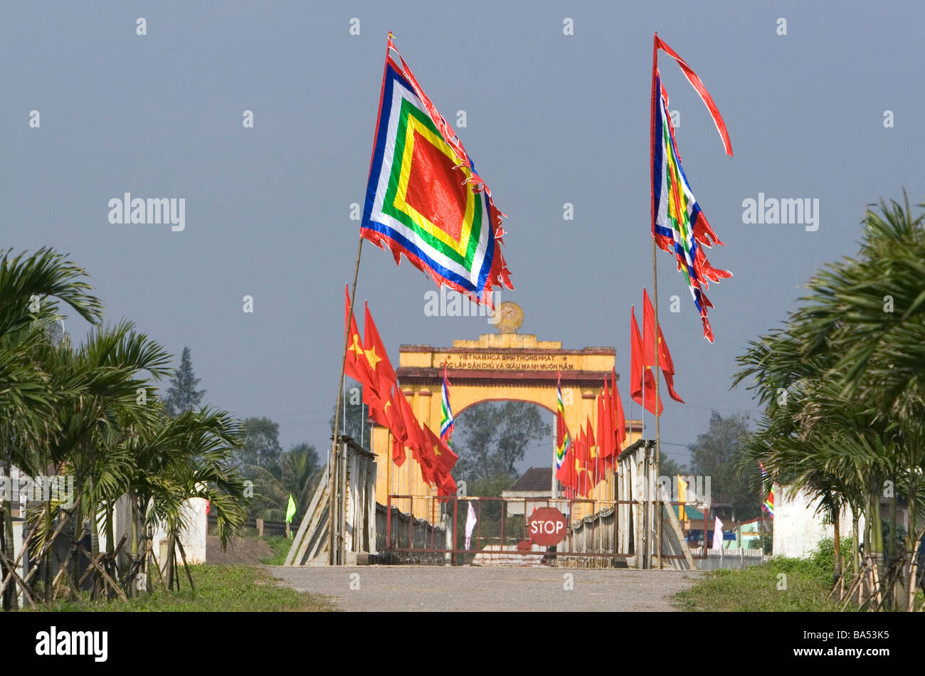 Memorial portale di Ho Chi Minh all'Hien Luong bridge spanning Ben Hai fiume nella provincia di Quang Tri Vietnam Foto Stock