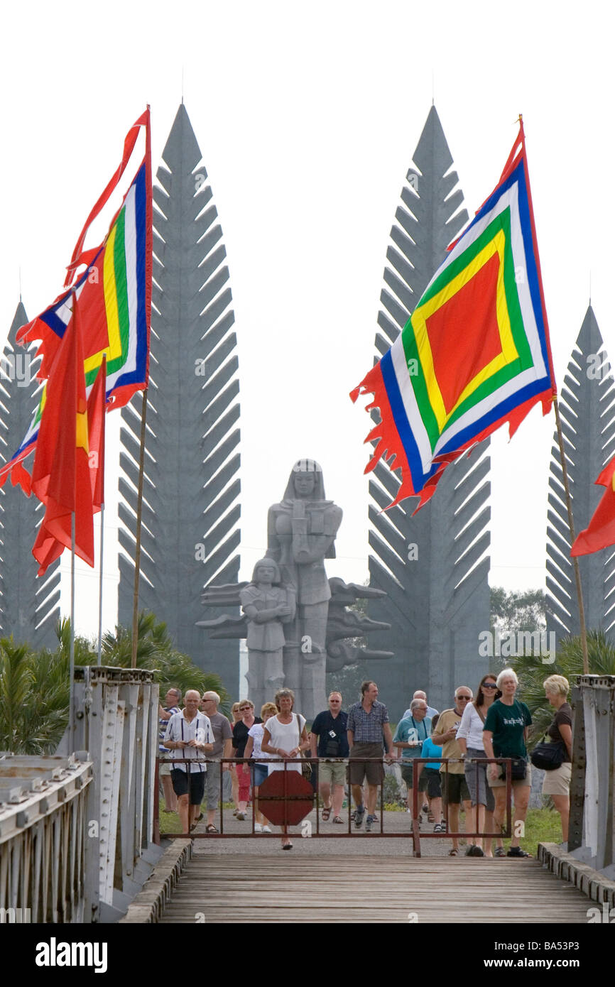 Monumento a donne e bambini di soldati che hanno servito in Vietnam del nord lungo il Ben Hai fiume nella provincia di Quang Tri Vietnam Foto Stock