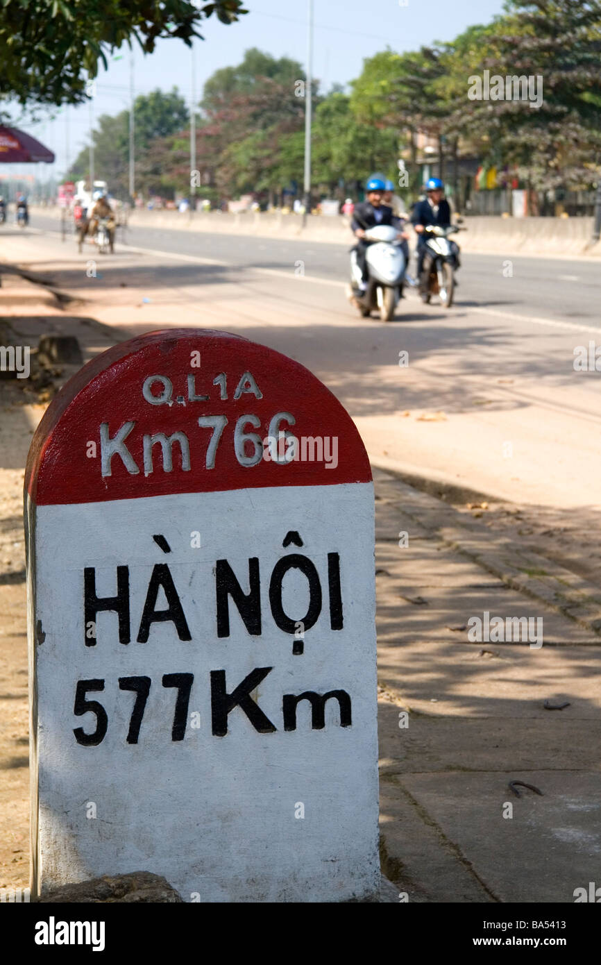 Milepost in chilometri che mostra la distanza da Quang Tri ad Hanoi sull'Autostrada Nazionale 1 Vietnam Foto Stock