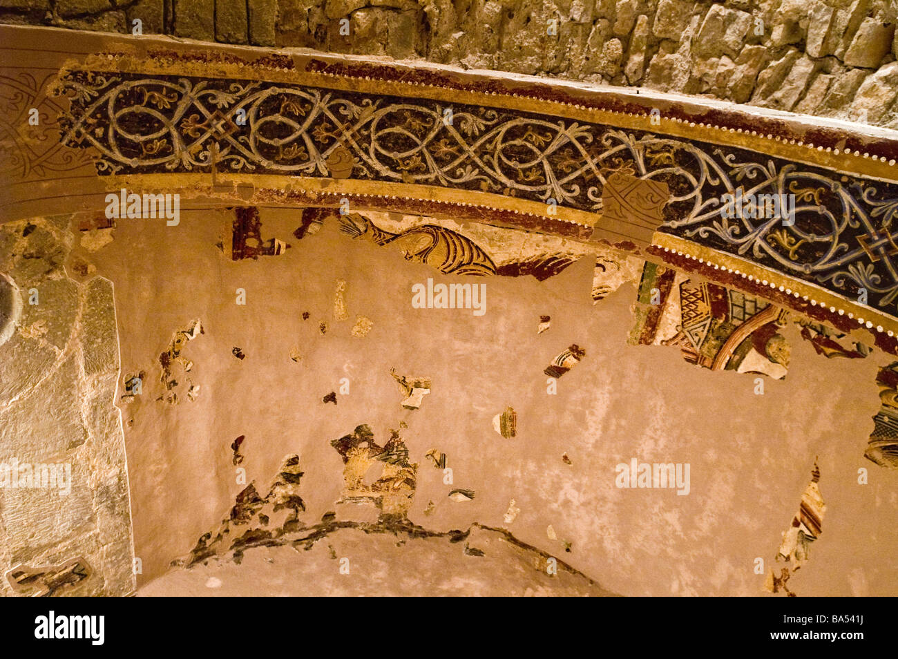 Decorazione del decimo secolo mozarabo chiesa inferiore al monastero benedettino di San Juan de la Peña. Aragona, Spagna. Foto Stock