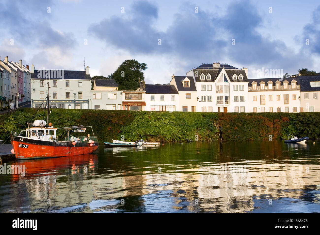 Porto di pesca al Couty Galway villaggio di Roundstone con un rosso trawler ormeggiati Foto Stock