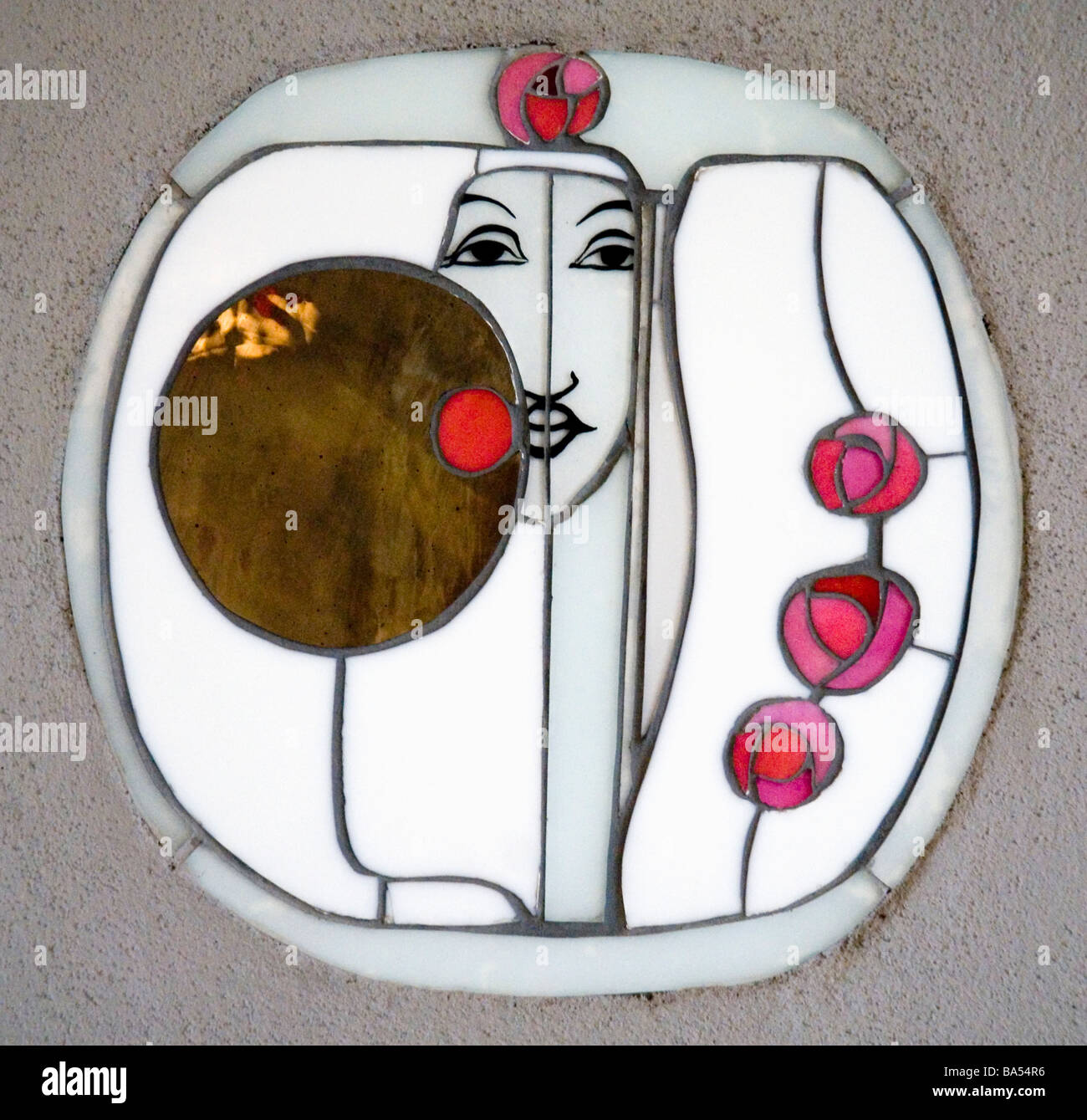 Finestra Leadlight presso la casa di un amante dell'arte costruita per i disegni di Charles Rennie Mackintosh nel Bellahouston Park, Glasgow, Scozia Foto Stock