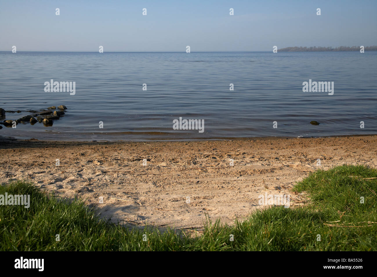 Piccola spiaggia sulla riva del Lough Neagh nella contea di Armagh nell'Irlanda del Nord Regno Unito Foto Stock