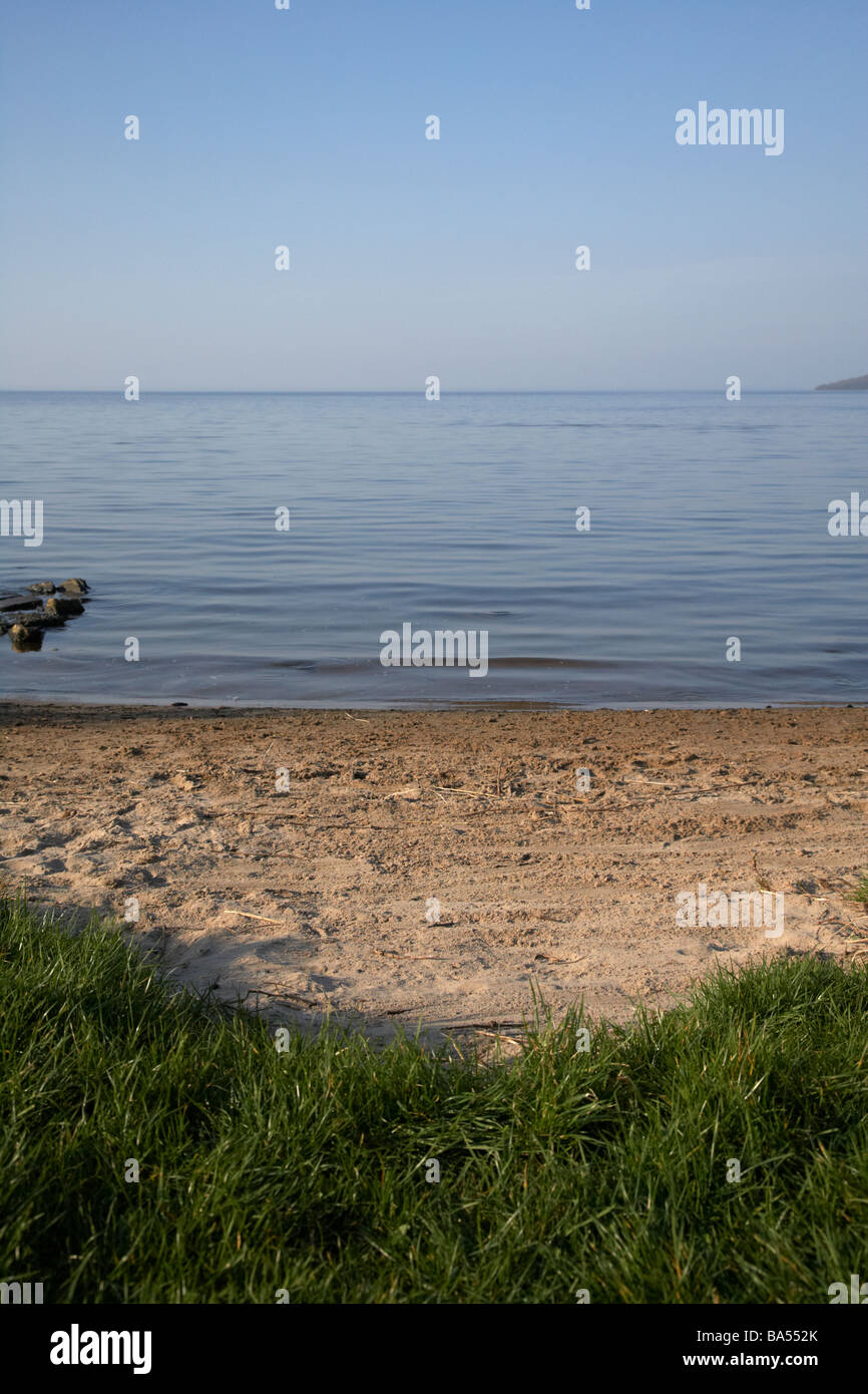 Piccola spiaggia sulla riva del Lough Neagh nella contea di Armagh nell'Irlanda del Nord Regno Unito Foto Stock