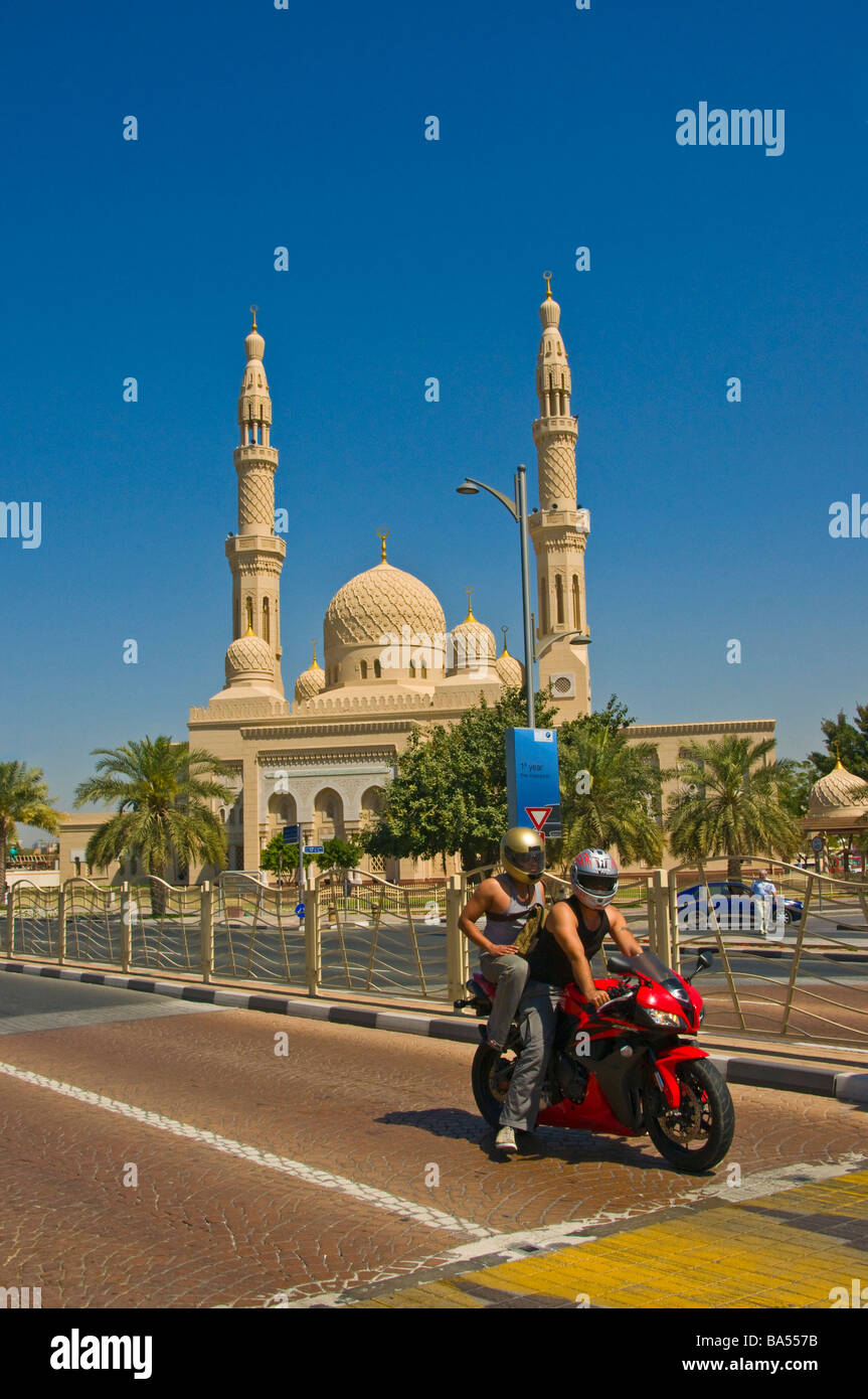 Moto passando davanti alla Moschea Jumeirha Dubai Foto Stock