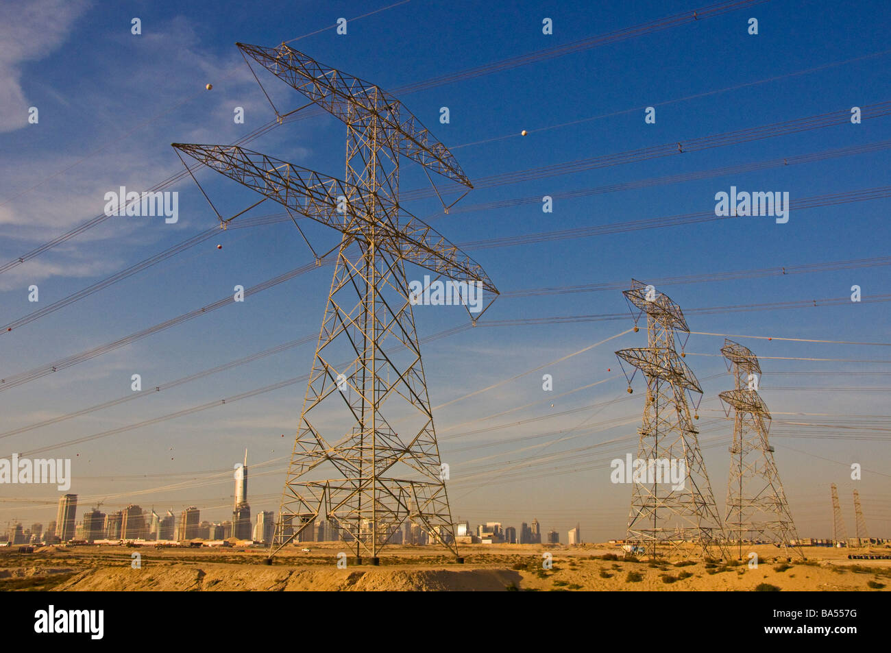 Nuovo alta tensione cavi di energia elettrica per servire nuovi delle comunità residenziali a Dubai Foto Stock