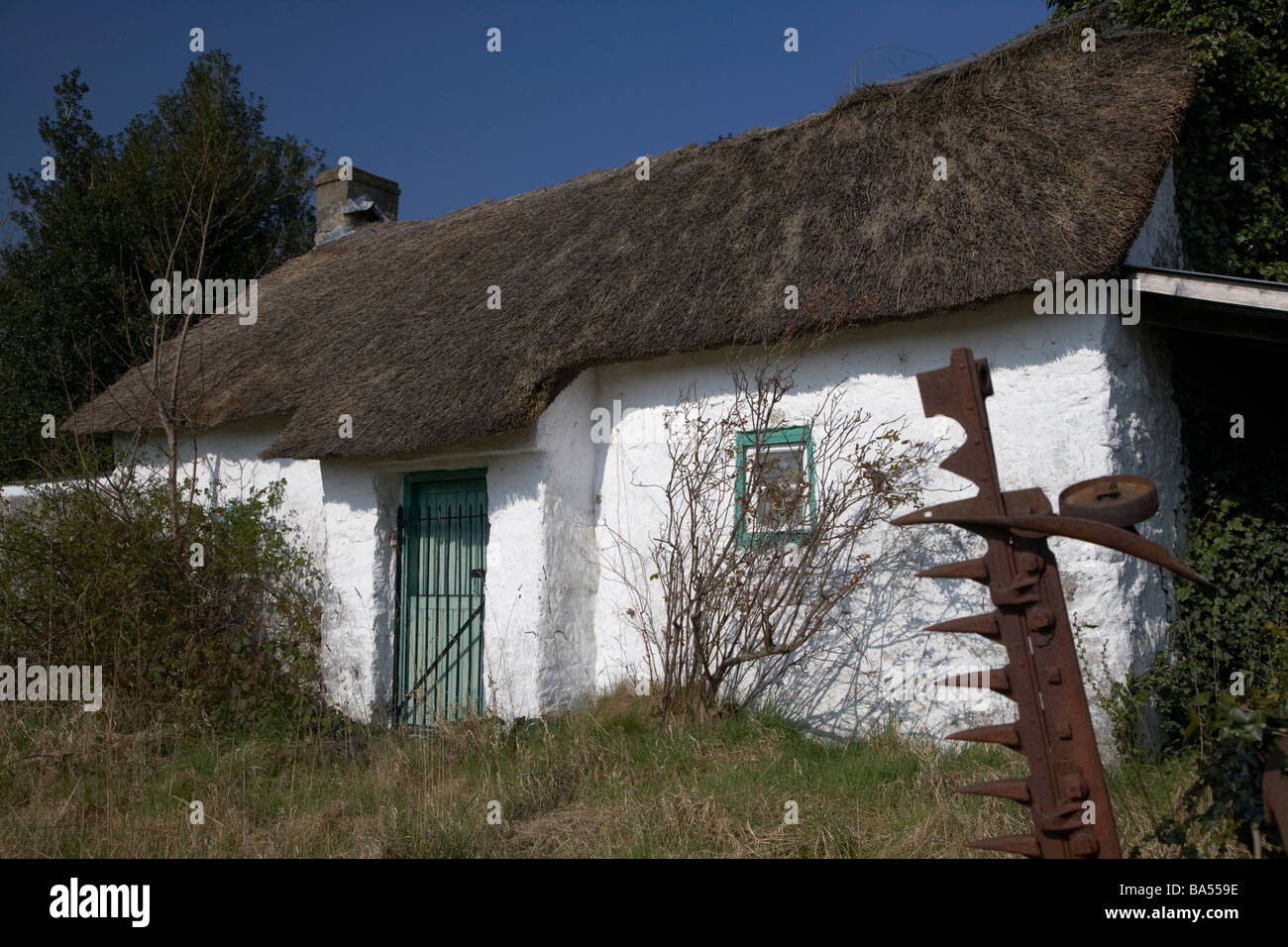 Piccole tradizionali imbiancati agricoli irlandesi cottage con tetto di paglia di South Armagh Irlanda del Nord Regno Unito Foto Stock