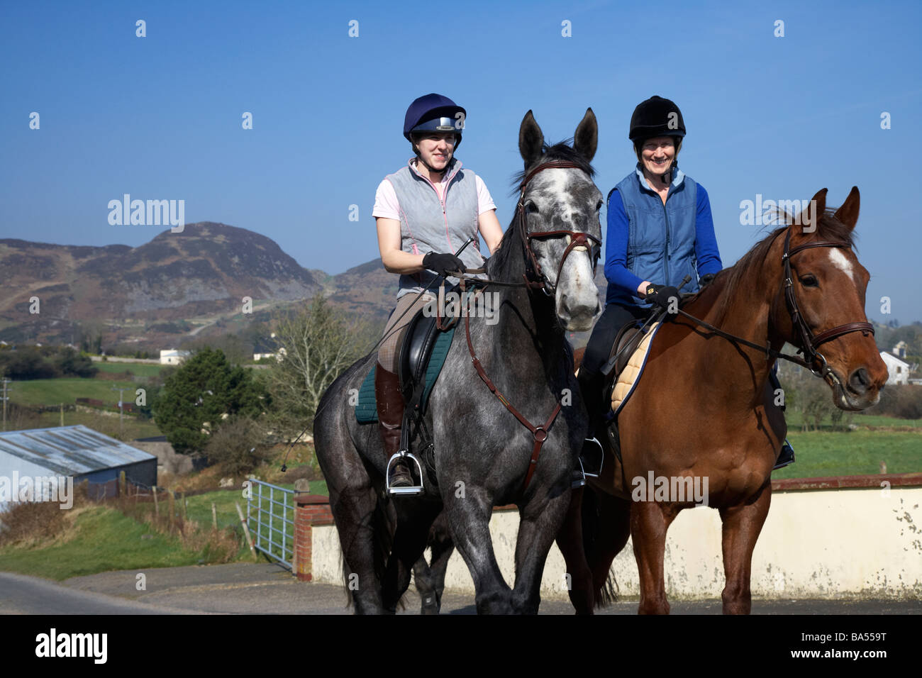 Donne Equitazione attraverso strade di campagna del sud della contea di Armagh nell'Irlanda del Nord Regno Unito Foto Stock
