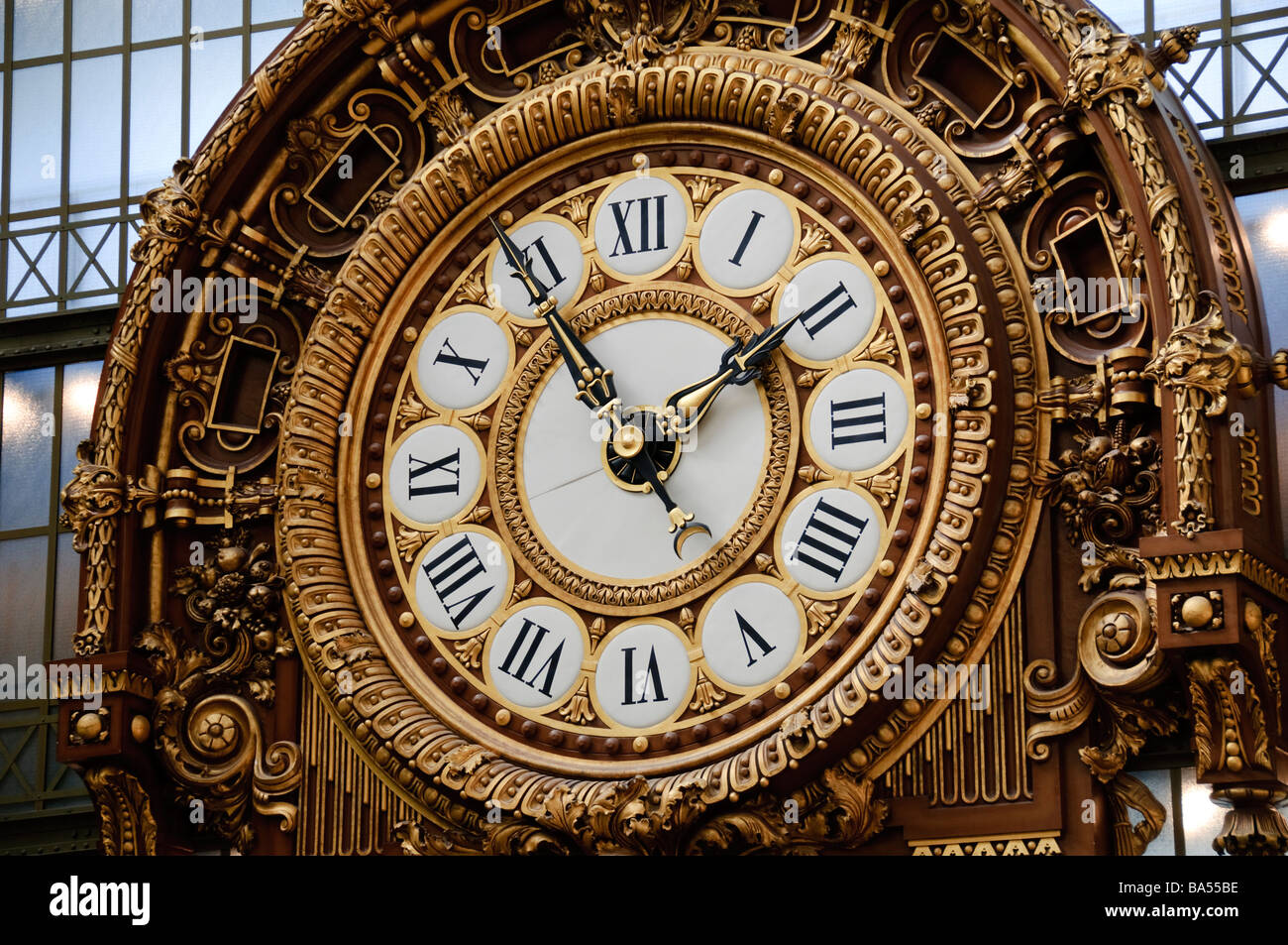 Parigi, Francia - orologio ornato nella sala principale del Musée d'Orsay Foto Stock