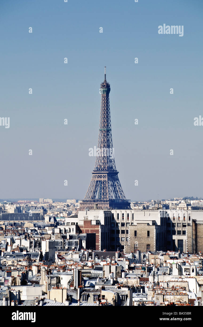 Torre Eiffel sopra i tetti di Parigi Parigi Francia // PARIGI, Francia - la Torre Eiffel è ben visibile contro lo skyline di Parigi in una mattinata limpida e soleggiata, con la sua iconica struttura a reticolo di ferro che si innalza sopra i tetti della città. Progettata da Gustave Eiffel, questa torre in ferro battuto è stata costruita per l'esposizione universale del 1889. È alta 330 metri (1.083 piedi), inclusa la sua antenna. La Torre Eiffel è un'icona culturale globale della Francia e una delle strutture più riconoscibili al mondo. Si trova sul Champ de Mars a Parigi, Île-de-France. Foto Stock