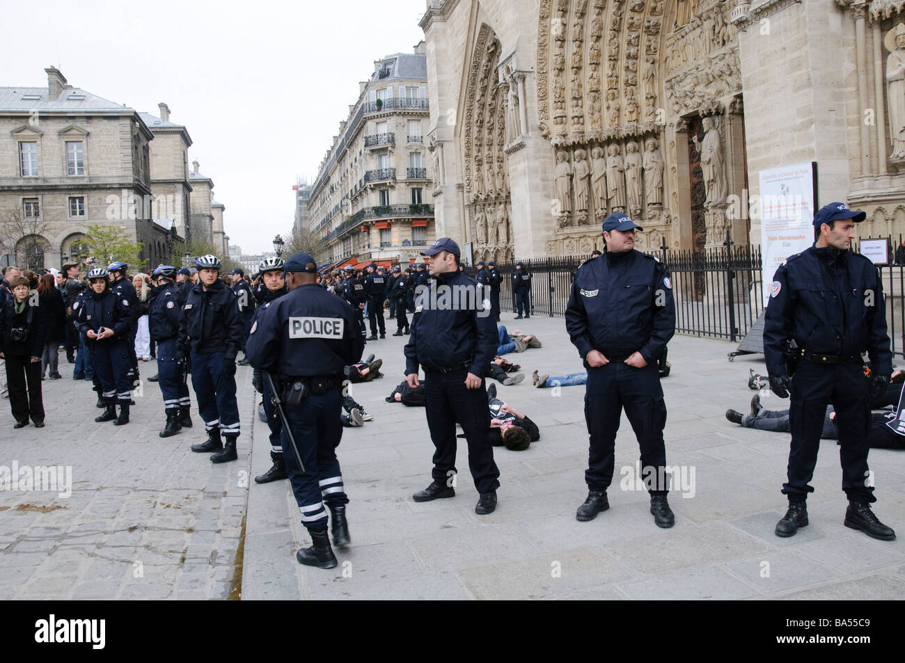 Cattedrale di Notre Dame Anti Pope presenza di polizia Parigi Francia // PARIGI, Francia - gli agenti di polizia stanno di guardia durante una protesta davanti alla cattedrale di Notre Dame, a seguito dei controversi commenti di Papa Benedetto XVI su preservativi e AIDS in Africa. La manifestazione, che ha coinvolto manifestanti e contrapposti, ha evidenziato un diffuso disaccordo con la dichiarazione del Papa secondo cui i preservativi non erano una soluzione all'epidemia di AIDS. La protesta, avvenuta intorno al marzo 2009, ha portato la polizia a compiere 11 arresti in mezzo agli scontri tra i gruppi. Cattedrale di Notre Dame (conosciuta anche come Cathédrale Notre-da Foto Stock