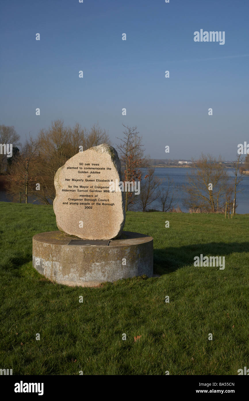 La pietra in craigavon park accanto a craigavon laghi per commemorare la Regina Elisabetta II giubileo d oro con la piantagione di 50 oak tre Foto Stock