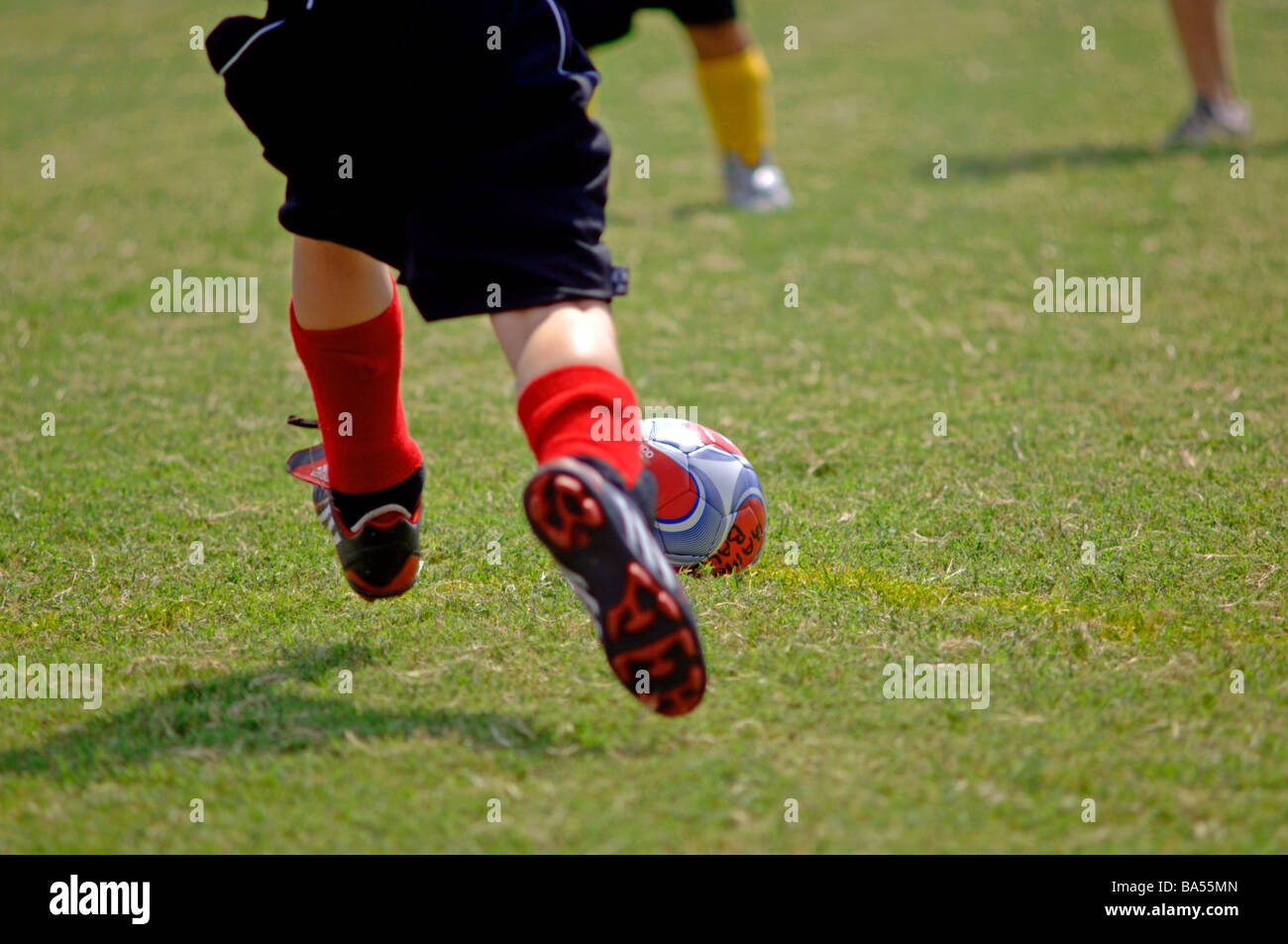 I giovani su un campo di calcio, racing per la sfera Foto Stock