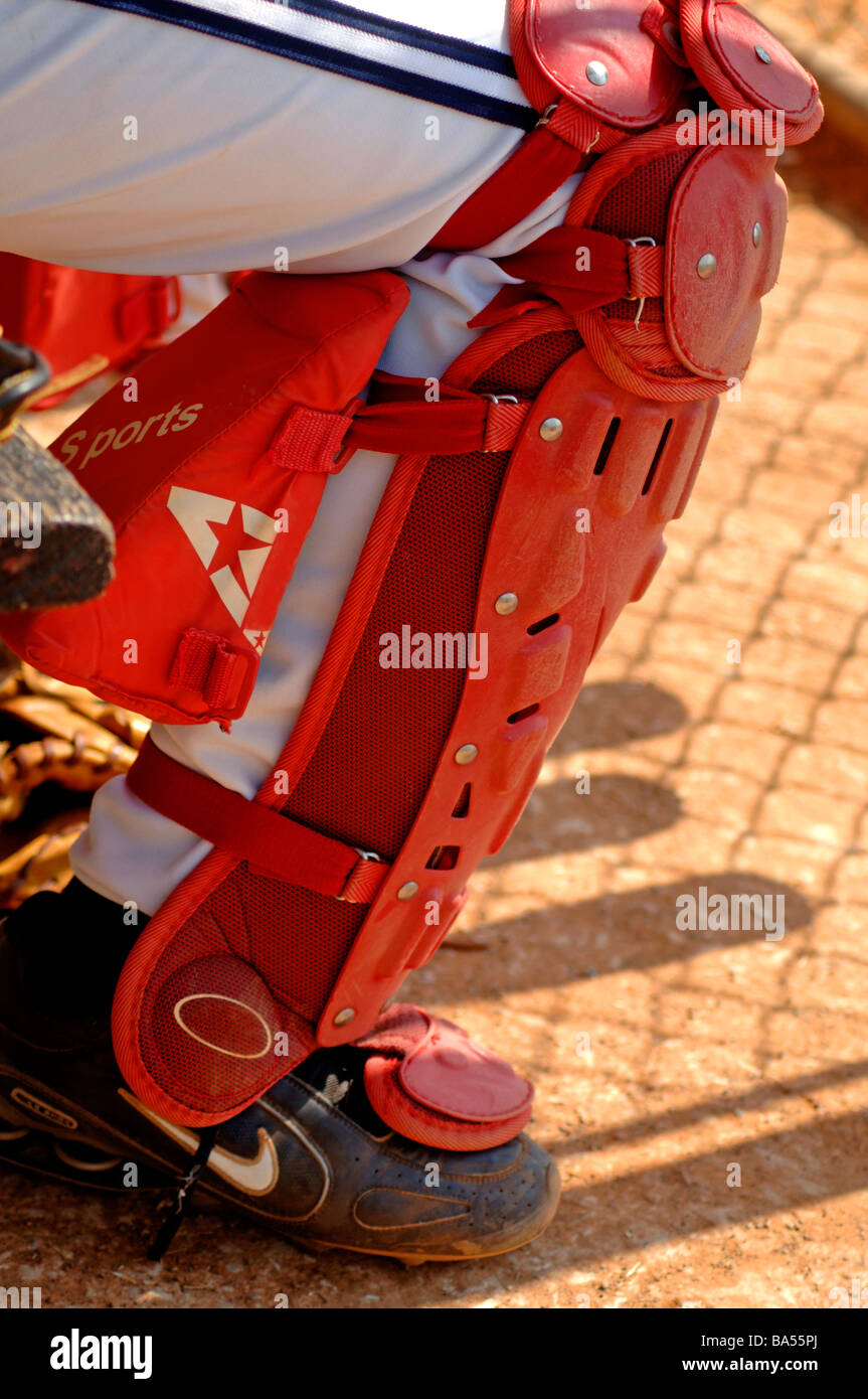 La gioventù in baseball piroga sporting la più recente tecnologia di protezione ingranaggio di sicurezza Foto Stock