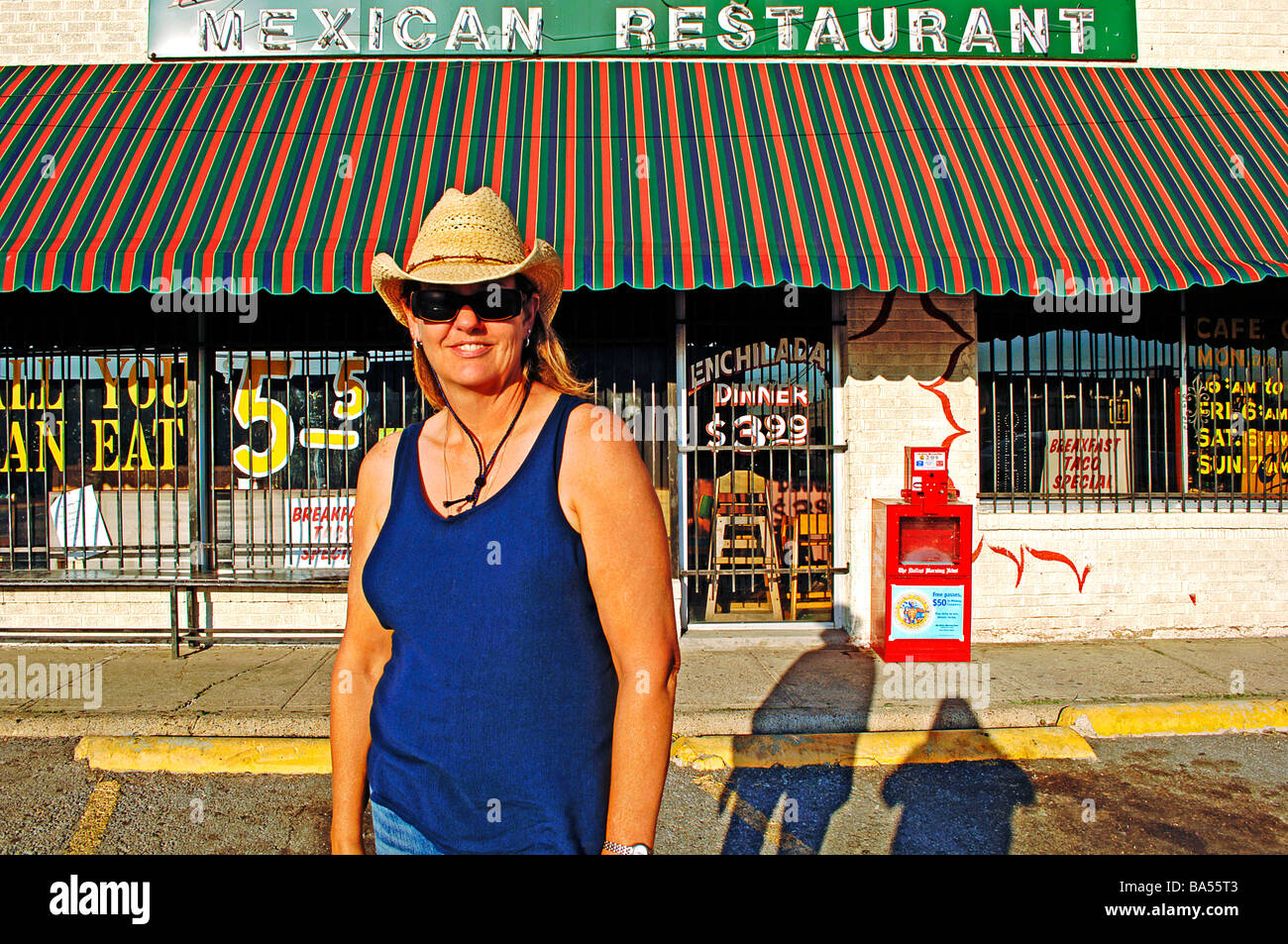 Donna con western cappello da cowboy al di fuori di un messicano 'tutto quello che potete mangiare' Ristorante Foto Stock