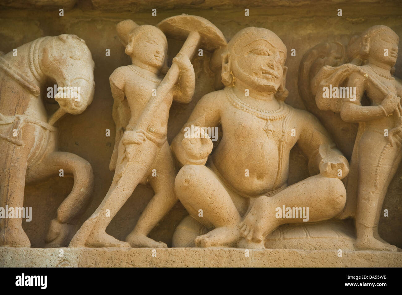 Sculture a bassorilievo di dignitario seduto con attendant holding ombrellone Lakshmana Temple 950 AD Khajuraho India Foto Stock