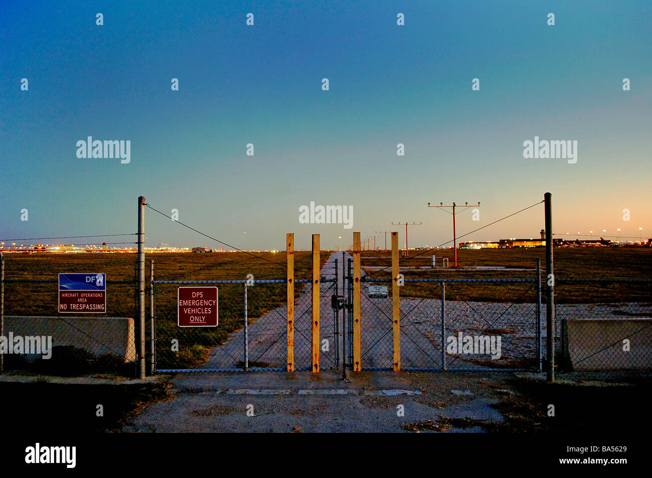 Cancello di sicurezza e pista luci al grande aeroporto internazionale, DFW International Foto Stock