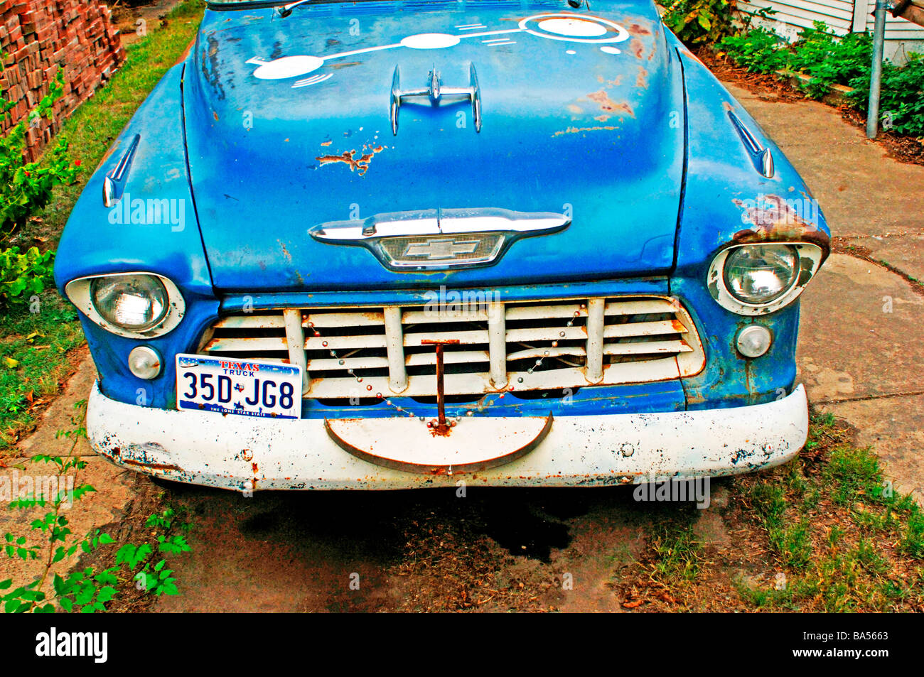 Usurati, weathered, antichi Chevy pick up truck parcheggiato in un viale di accesso con le parole "Rapimento UFO Outreach' dipinta della porta Foto Stock