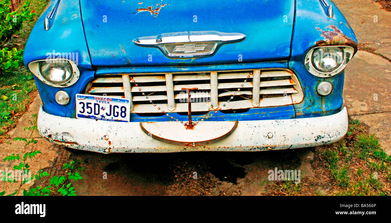 Usurati, weathered, antichi Chevy pick up truck parcheggiato in un viale di accesso con le parole "Rapimento UFO Outreach' dipinta della porta Foto Stock