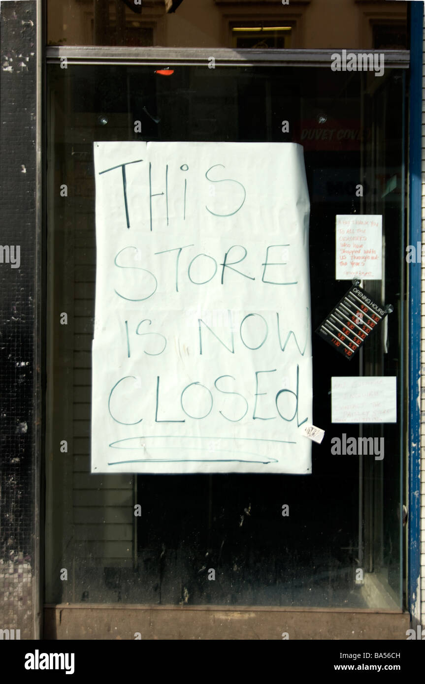 Firma manoscritta dicendo che questo shtore ha ormai chiuso. Prove di recessione. Foto Stock