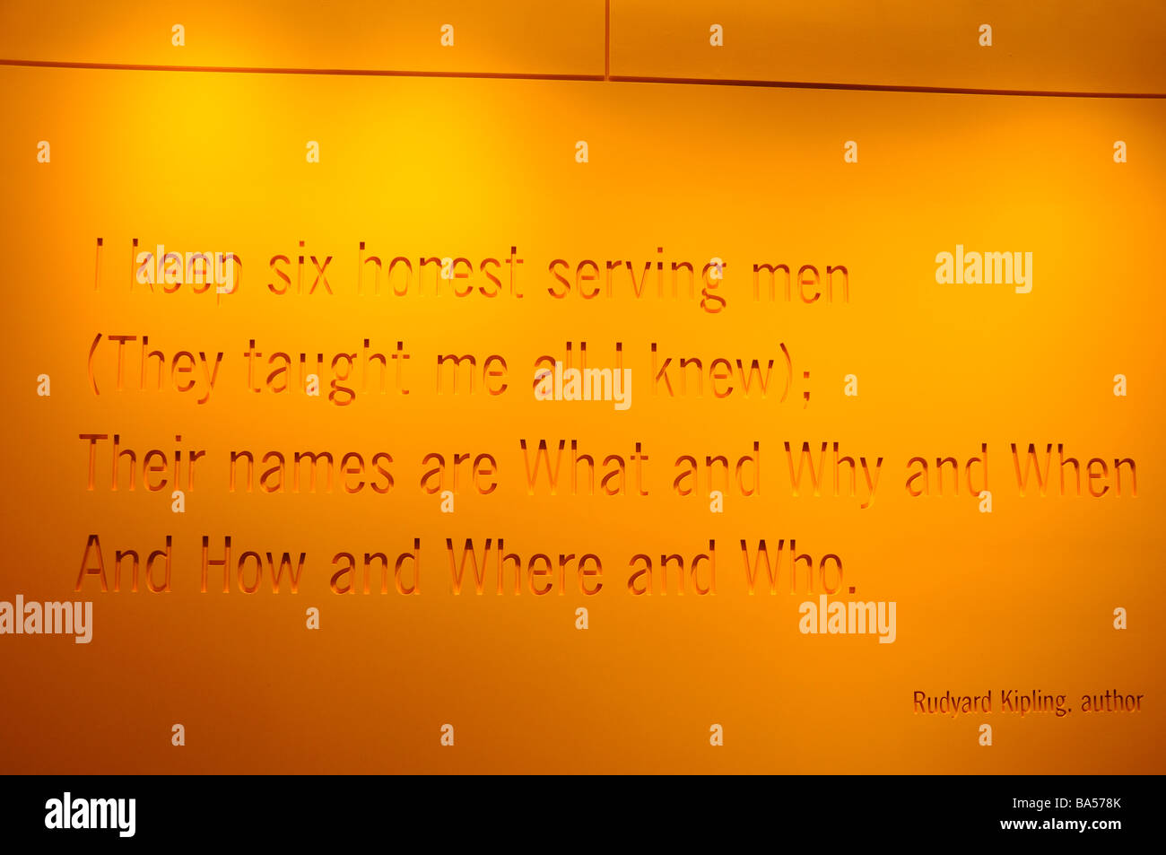 Una citazione di Rudyard Kipling è sulla parete del Newseum di Washington, D.C. Foto Stock