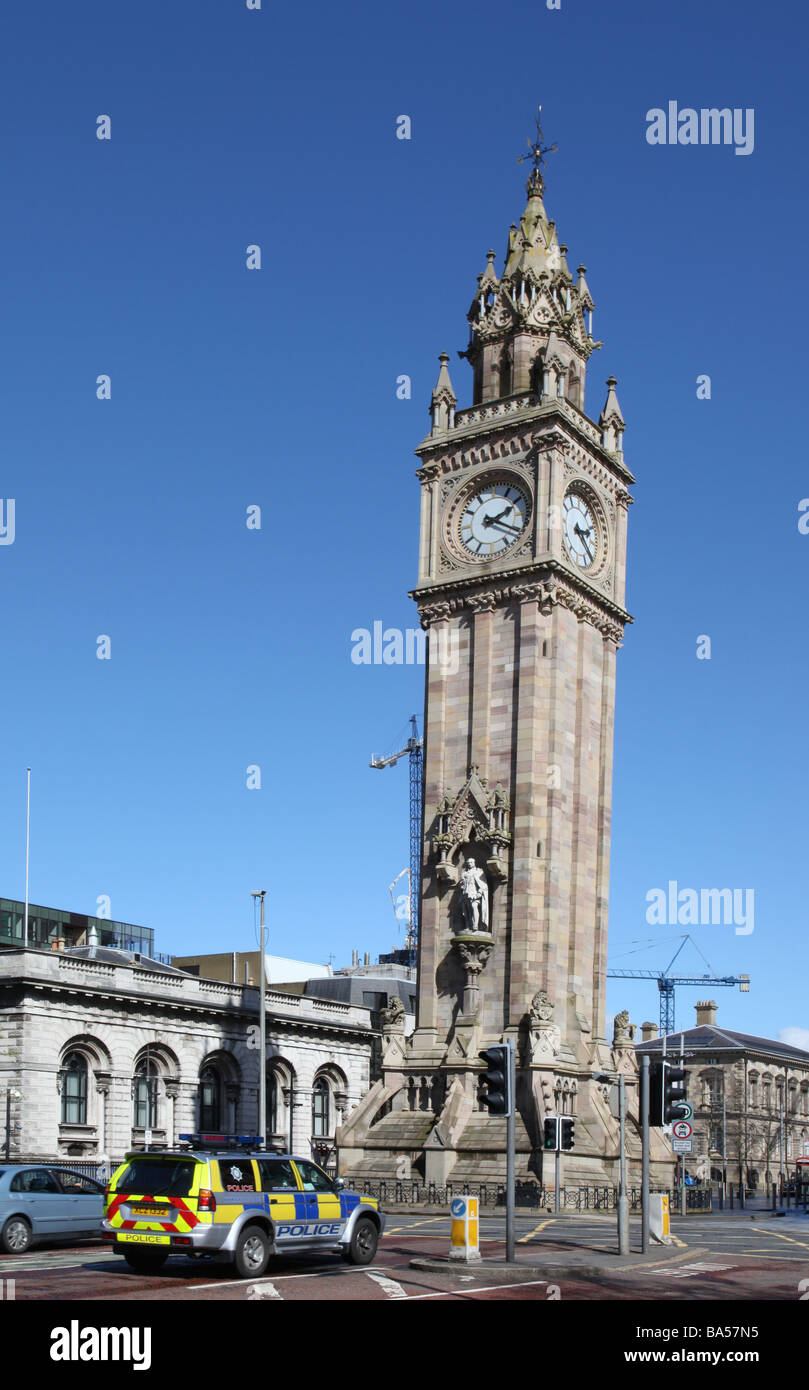 Alto profilo auto della polizia atrolling a Belfast s Torre Pendente Irlanda del Nord Foto Stock