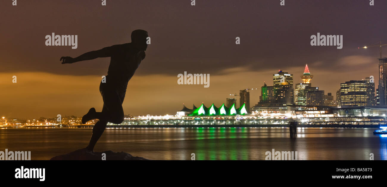 Notte skyline di Vancouver BC da Stanley Park con statua di Harry Winston Jerome in primo piano Foto Stock